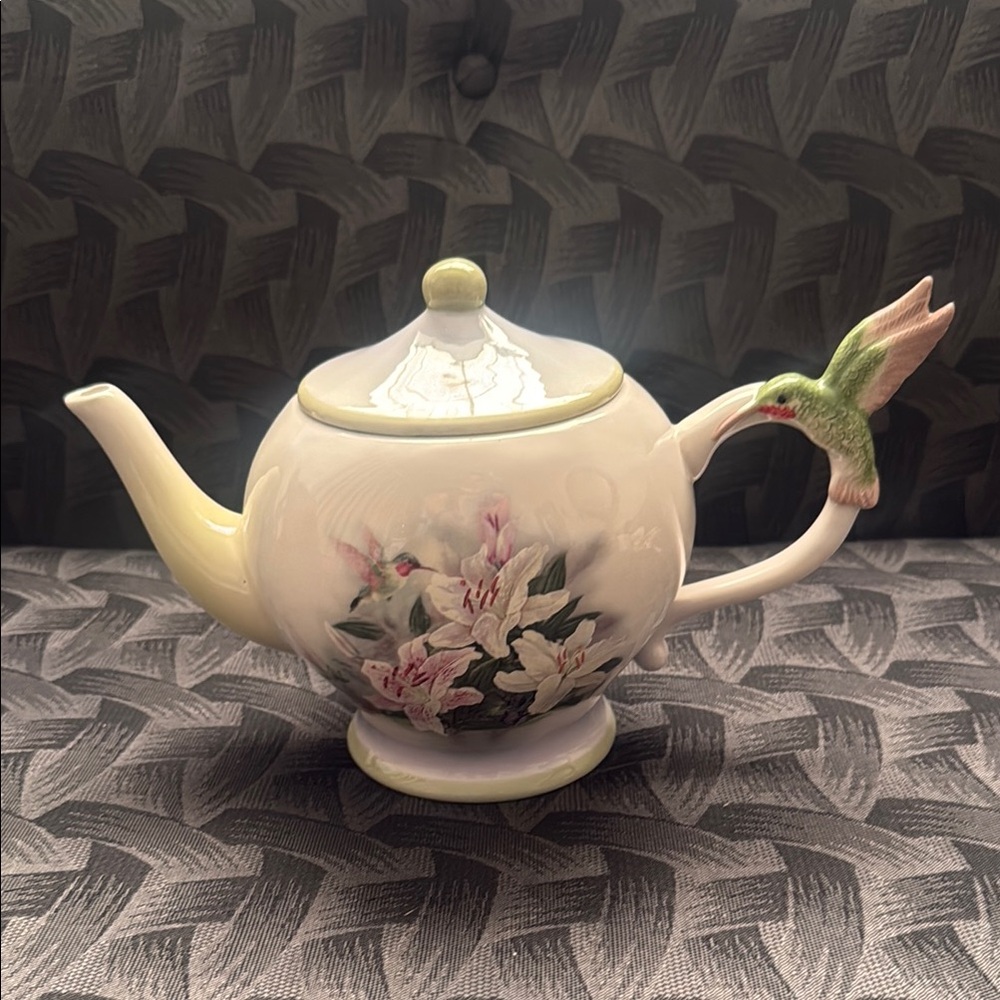 VTG Floral Teapot with Hummingbird Accent